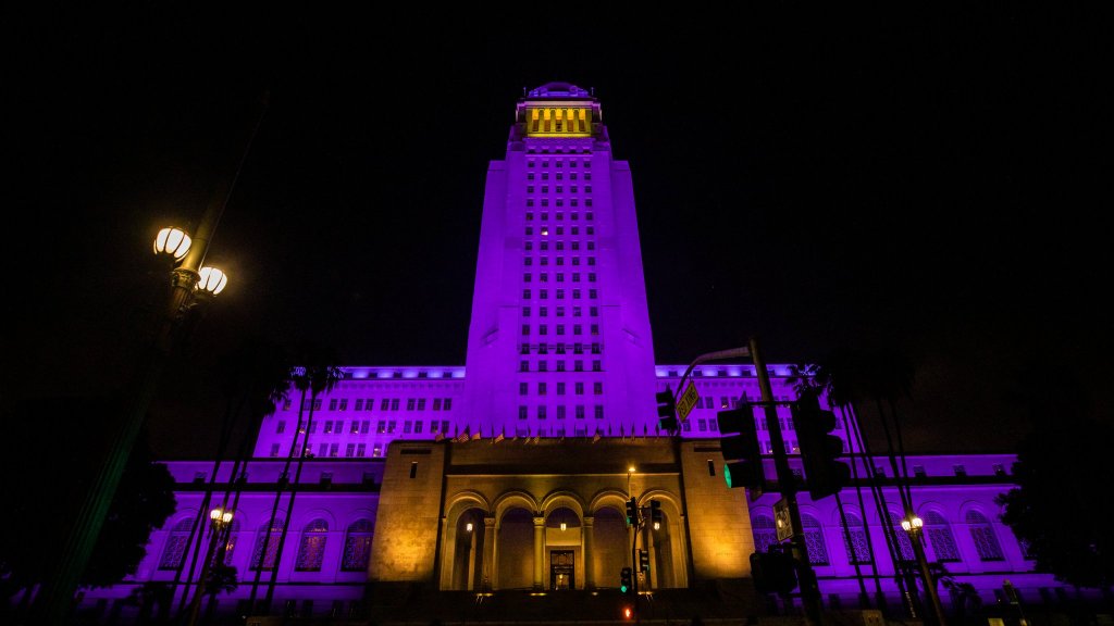 Purple And Gold Lights On 7th Street Bridge In Fort Worth In Honor Of Nba Legend Kobe Bryant Nbc 5 Dallas Fort Worth