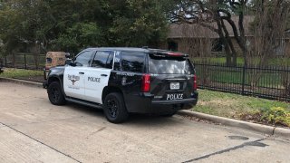 Fort Worth police respond to a shooting in the 300 block of Coach House Circle on Saturday, Jan. 25, 2020.