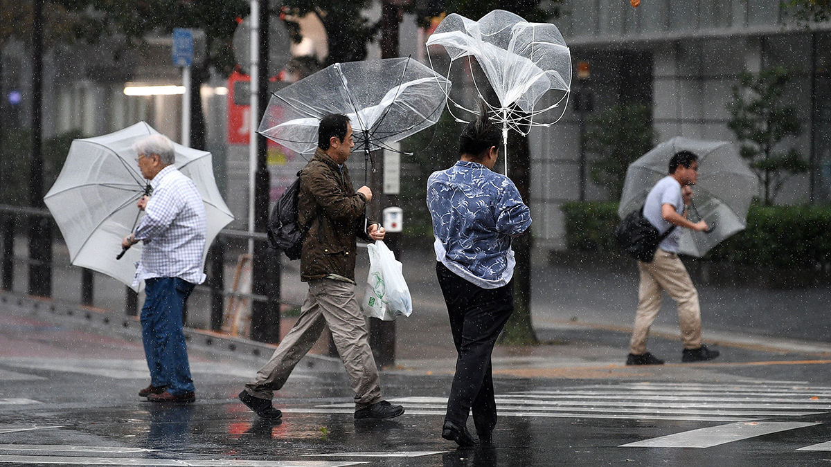 Дождь на китайском. Тайфун в Токио. Токио дождь. Дождь в Китае. Дождь в Париже ().