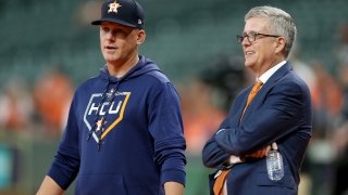 Aj Hinch y Jeff Luhnow fueron suspendidos por un año.