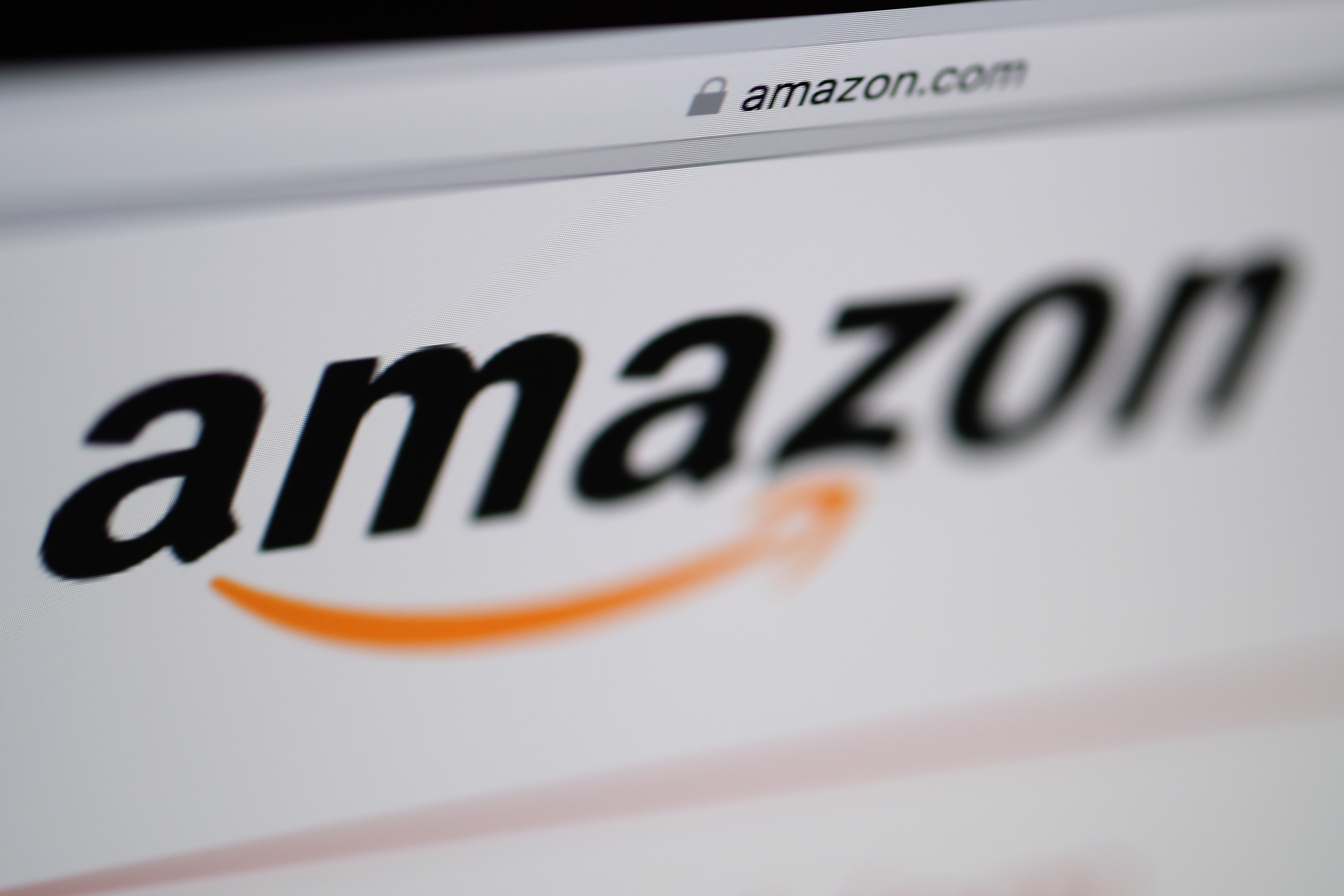 Amazon Sues 10,000 Facebook Group Administrators Over Fake Reviews
Scheme