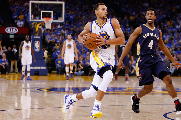 OAKLAND, CA - OCTOBER 27: Stephen Curry #30 of the Golden State Warriors drives to the hoop against Ish Smith #4 of the New Orleans Pelicans during the NBA season opener at ORACLE Arena on October 27, 2015 in Oakland, California. NOTE TO USER: User expressly acknowledges and agrees that, by downloading and or using this photograph, User is consenting to the terms and conditions of the Getty Images License Agreement. (Photo by Ezra Shaw/Getty Images)