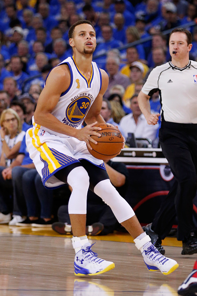 OAKLAND, CA - OCTOBER 27: Stephen Curry #30 of the Golden State Warriors looks to shoot against the New Orleans Pelicans during the NBA season opener at ORACLE Arena on October 27, 2015 in Oakland, California. NOTE TO USER: User expressly acknowledges and agrees that, by downloading and or using this photograph, User is consenting to the terms and conditions of the Getty Images License Agreement. (Photo by Ezra Shaw/Getty Images)