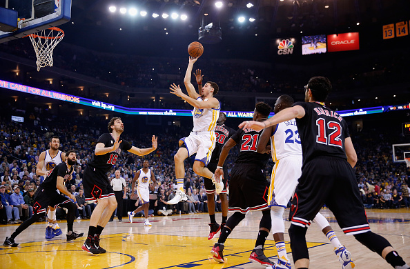 OAKLAND, CA - NOVEMBER 20: Klay Thompson #11 of the Golden State Warriors goes up for a shot against the Chicago Bulls at ORACLE Arena on November 20, 2015 in Oakland, California. NOTE TO USER: User expressly acknowledges and agrees that, by downloading and or using this photograph, User is consenting to the terms and conditions of the Getty Images License Agreement. (Photo by Ezra Shaw/Getty Images)