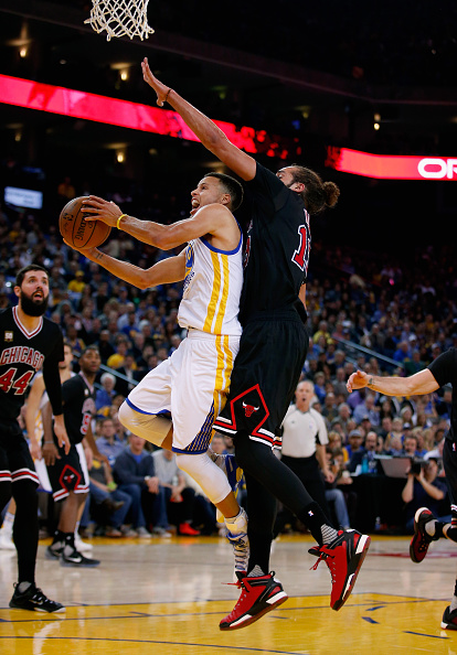 OAKLAND, CA - NOVEMBER 20: Stephen Curry #30 of the Golden State Warriors goes up for a shot against Joakim Noah #13 of the Chicago Bulls at ORACLE Arena on November 20, 2015 in Oakland, California. NOTE TO USER: User expressly acknowledges and agrees that, by downloading and or using this photograph, User is consenting to the terms and conditions of the Getty Images License Agreement. (Photo by Ezra Shaw/Getty Images)