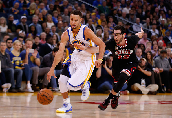 OAKLAND, CA - NOVEMBER 20: Stephen Curry #30 of the Golden State Warriors drives on Kirk Hinrich #12 of the Chicago Bulls at ORACLE Arena on November 20, 2015 in Oakland, California. NOTE TO USER: User expressly acknowledges and agrees that, by downloading and or using this photograph, User is consenting to the terms and conditions of the Getty Images License Agreement. (Photo by Ezra Shaw/Getty Images)