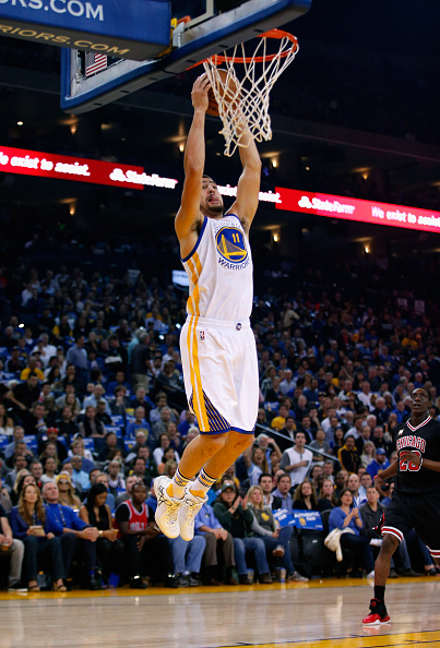 OAKLAND, CA - NOVEMBER 20: Klay Thompson #11 of the Golden State Warriors dunks the ball against the Chicago Bulls at ORACLE Arena on November 20, 2015 in Oakland, California. NOTE TO USER: User expressly acknowledges and agrees that, by downloading and or using this photograph, User is consenting to the terms and conditions of the Getty Images License Agreement. (Photo by Ezra Shaw/Getty Images)