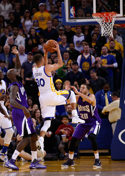 OAKLAND, CA - DECEMBER 28: Stephen Curry #30 of the Golden State Warriors shoots over Seth Curry #30 of the Sacramento Kings at ORACLE Arena on December 28, 2015 in Oakland, California. NOTE TO USER: User expressly acknowledges and agrees that, by downloading and or using this photograph, User is consenting to the terms and conditions of the Getty Images License Agreement. (Photo by Ezra Shaw/Getty Images)