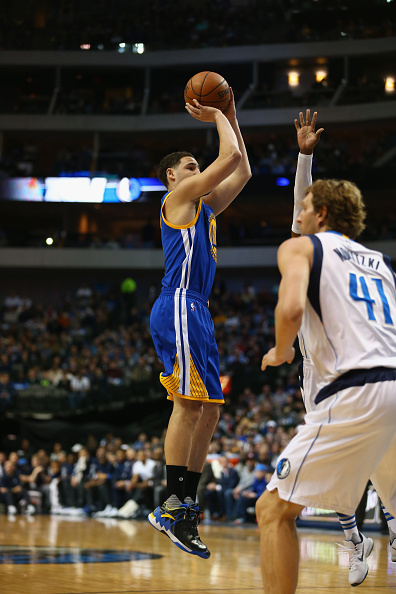 DALLAS, TX - DECEMBER 30: Klay Thompson #11 of the Golden State Warriors takes a shot against the Dallas Mavericks at American Airlines Center on December 30, 2015 in Dallas, Texas. NOTE TO USER: User expressly acknowledges and agrees that, by downloading and or using photograph, User is consenting to the terms and conditions of the Getty Images License Agreement. (Photo by Ronald Martinez/Getty Images)