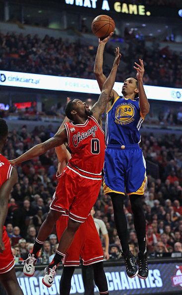 CHICAGO, IL - JANUARY 20: Shaun Livingston #34 of the Golden State Warriors shoots over Aaron Brooks #0 of the Chicago Bulls at the United Center on January 20, 2016 in Chicago, Illinois. NOTE TO USER: User expressly acknowledges and agrees that, by downloading and or using the photograph, User is consenting to the terms and conditions of the Getty Images License Agreement. (Photo by Jonathan Daniel/Getty Images)