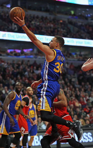 CHICAGO, IL - JANUARY 20: Stephen Curry #30 of the Golden State Warriors puts up a shot past Derrick Rose #1 of the Chicago Bulls at the United Center on January 20, 2016 in Chicago, Illinois. NOTE TO USER: User expressly acknowledges and agrees that, by downloading and or using the photograph, User is consenting to the terms and conditions of the Getty Images License Agreement. (Photo by Jonathan Daniel/Getty Images)
