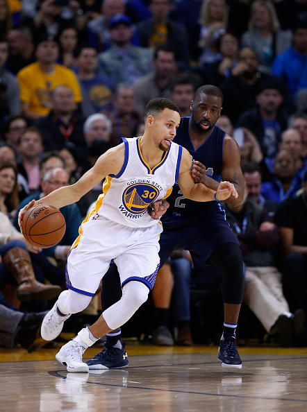 OAKLAND, CA - JANUARY 27: Stephen Curry #30 of the Golden State Warriors is covered by Raymond Felton #2 of the Dallas Mavericks at ORACLE Arena on January 27, 2016 in Oakland, California. NOTE TO USER: User expressly acknowledges and agrees that, by downloading and or using this photograph, User is consenting to the terms and conditions of the Getty Images License Agreement. (Photo by Ezra Shaw/Getty Images)