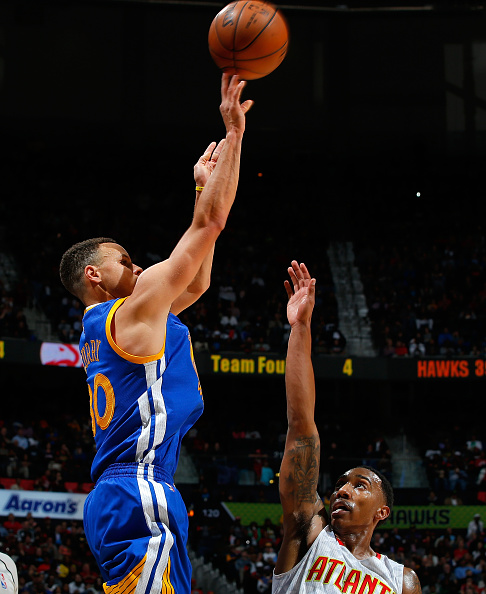 ATLANTA, GA - FEBRUARY 22: Stephen Curry #30 of the Golden State Warriors shoots a three-point basket against Jeff Teague #0 of the Atlanta Hawks at Philips Arena on February 22, 2016 in Atlanta, Georgia. NOTE TO USER User expressly acknowledges and agrees that, by downloading and or using this photograph, user is consenting to the terms and conditions of the Getty Images License Agreement. (Photo by Kevin C. Cox/Getty Images)