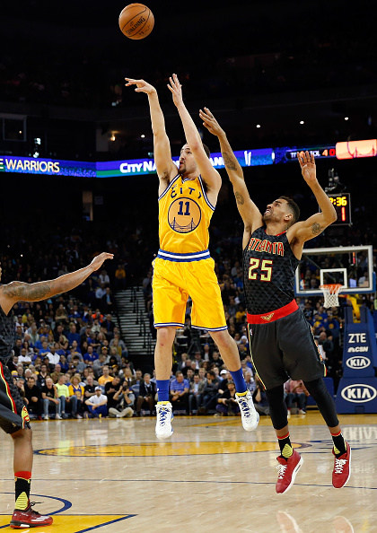 OAKLAND, CA - MARCH 01: Klay Thompson #11 of the Golden State Warriors shoots over Thabo Sefolosha #25 of the Atlanta Hawks at ORACLE Arena on March 1, 2016 in Oakland, California. NOTE TO USER: User expressly acknowledges and agrees that, by downloading and or using this photograph, User is consenting to the terms and conditions of the Getty Images License Agreement. (Photo by Ezra Shaw/Getty Images)