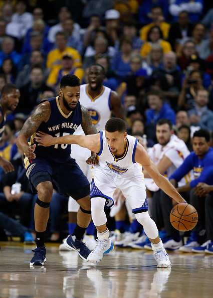 OAKLAND, CA - MARCH 14: Stephen Curry #30 of the Golden State Warriors is guarded by Alonzo Gee #15 of the New Orleans Pelicans at ORACLE Arena on March 14, 2016 in Oakland, California. NOTE TO USER: User expressly acknowledges and agrees that, by downloading and or using this photograph, User is consenting to the terms and conditions of the Getty Images License Agreement. (Photo by Ezra Shaw/Getty Images)