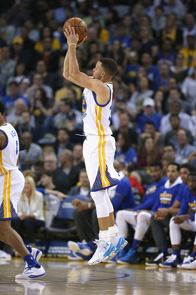 OAKLAND, CA - MARCH 16: Stephen Curry #30 of the Golden State Warriors shoots a three-point basket against the New York Knicks at ORACLE Arena on March 16, 2016 in Oakland, California. NOTE TO USER: User expressly acknowledges and agrees that, by downloading and or using this photograph, User is consenting to the terms and conditions of the Getty Images License Agreement. (Photo by Ezra Shaw/Getty Images)