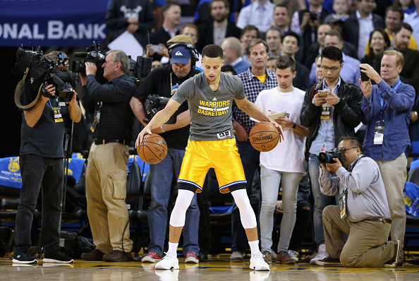 OAKLAND, CA - MARCH 29: Stephen Curry #30 of the Golden State Warriors warms up before their game against the Washington Wizards at ORACLE Arena on March 29, 2016 in Oakland, California. NOTE TO USER: User expressly acknowledges and agrees that, by downloading and or using this photograph, User is consenting to the terms and conditions of the Getty Images License Agreement. (Photo by Ezra Shaw/Getty Images)