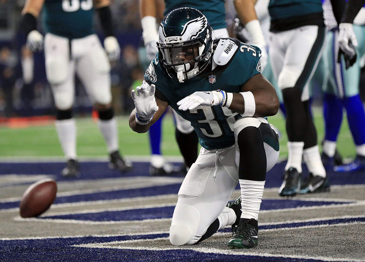 A Dallas Cowboys cheerleader performs against the Philadelphia Eagles  News Photo - Getty Images