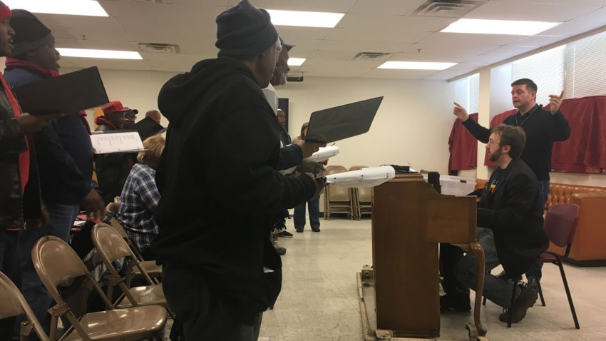 Jonathan-Palant-and-Douglas-Buchanan-rehearse-with-the-Dallas-Street-Choir_photo-credit_Kimberly-Richard