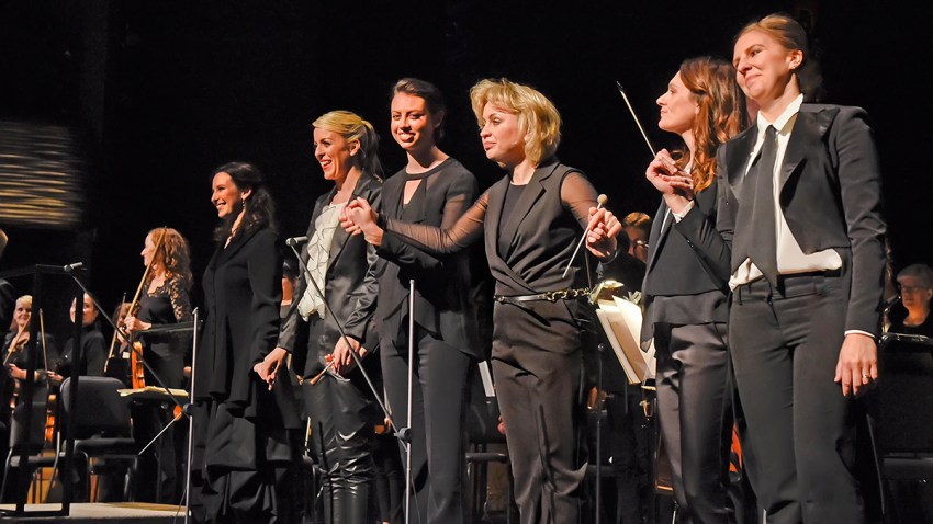 Stephanie Rhodes Russell takes a bow following the Hart Institute concert in 2015_photo by Karen Almond The Dallas Opera