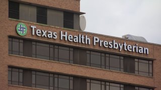 Son casi 2,000 las personas que se encuentran hospitalizadas a causa del virus en Texas.