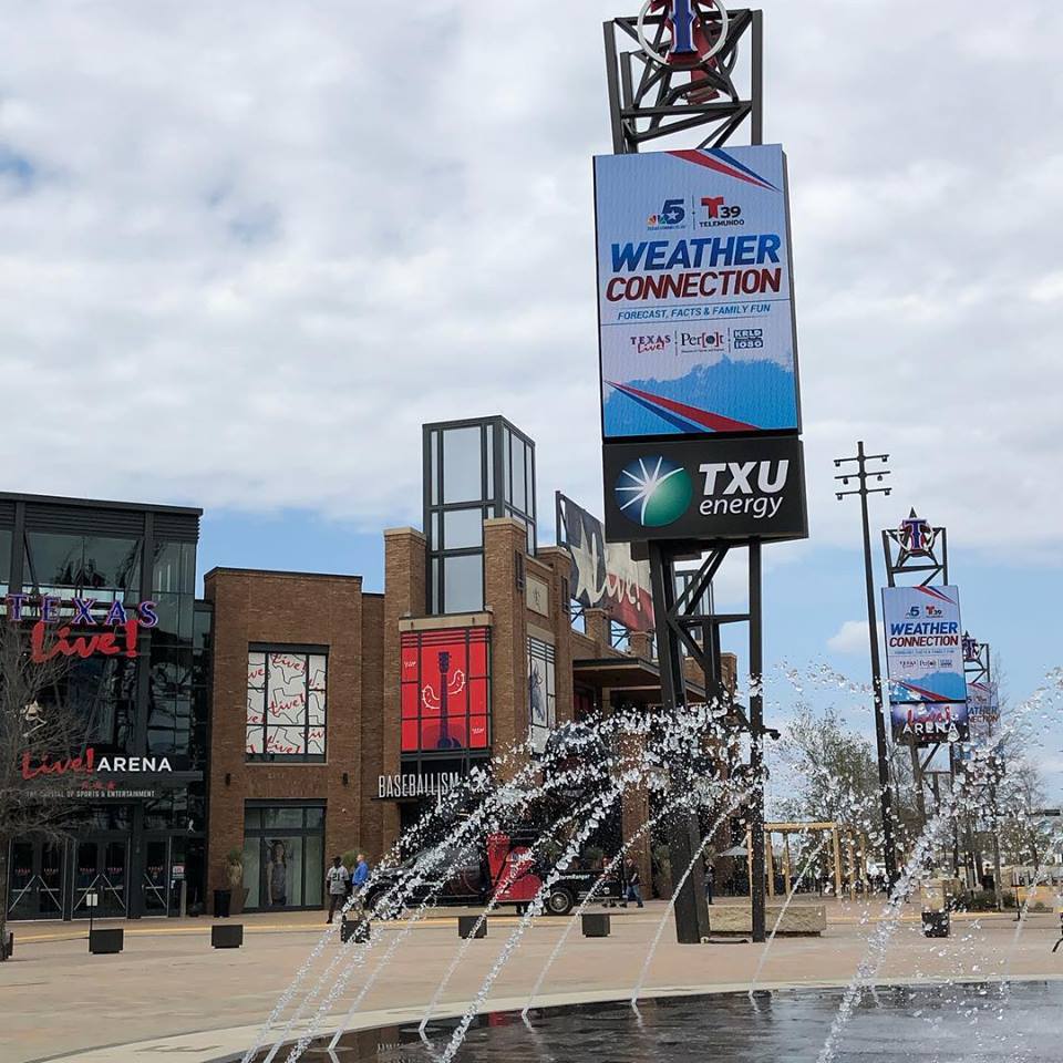 Hundreds joined the meteorologists from NBC 5 and Telemundo 39 at the Weather Connection event at Texas Live!