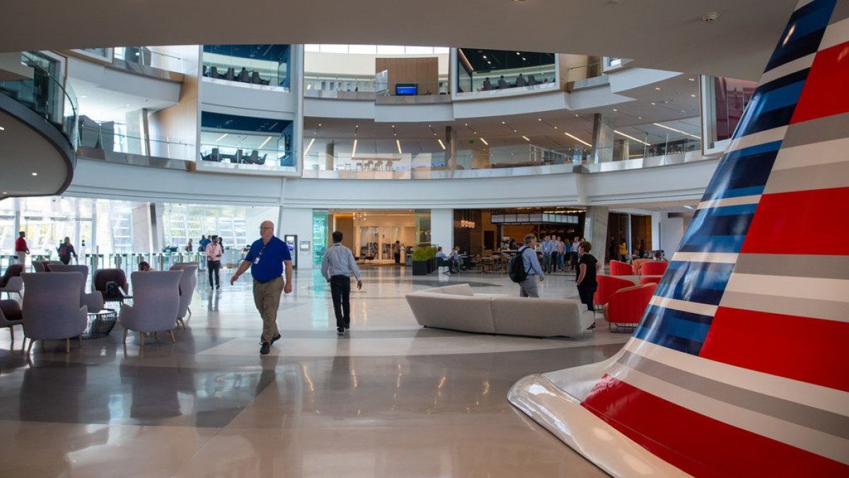 American Airlines сокращает 321 рабочее место в DFW, чтобы реорганизовать поддержку клиентов — NBC 5 Даллас-Форт-Уэрт