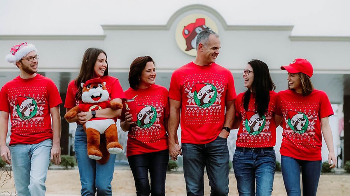 family-s-takes-christmas-photos-at-buc-ee-s-nbc-5-dallas-fort-worth