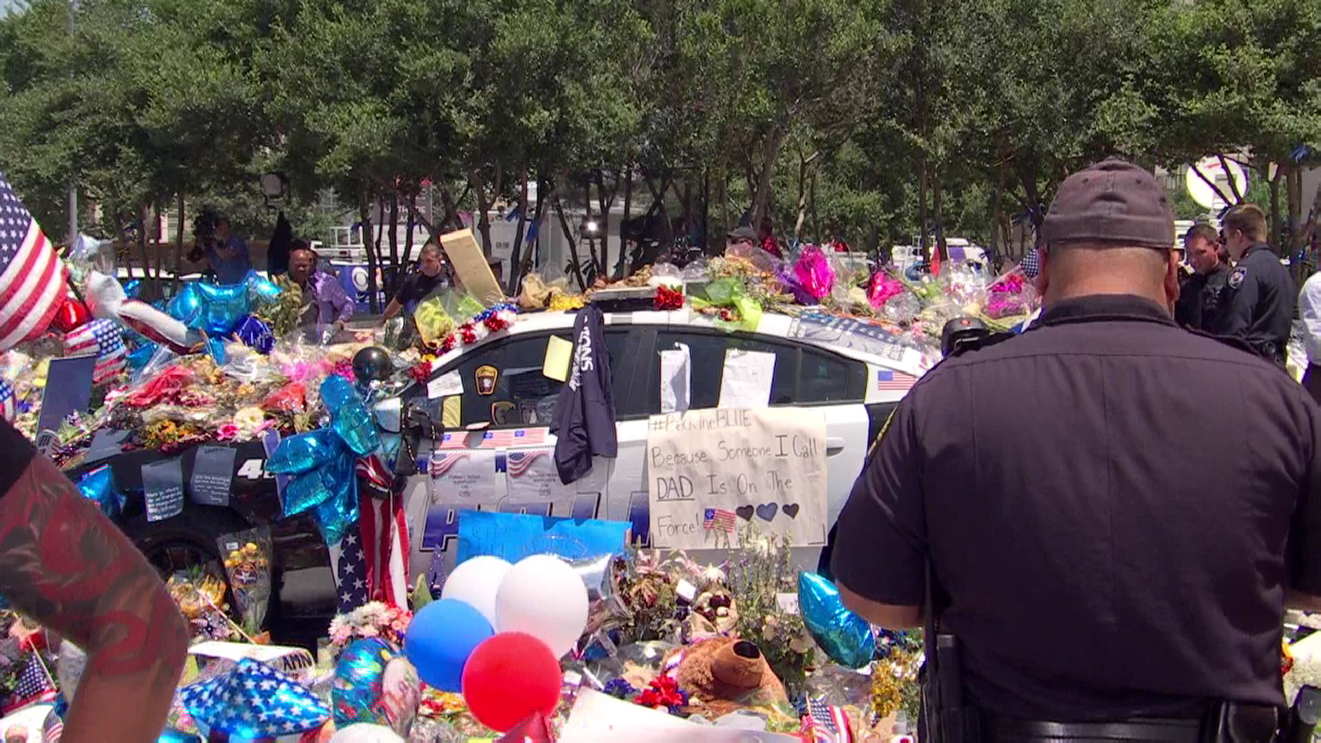 Dallas shows its support and backs the blue.