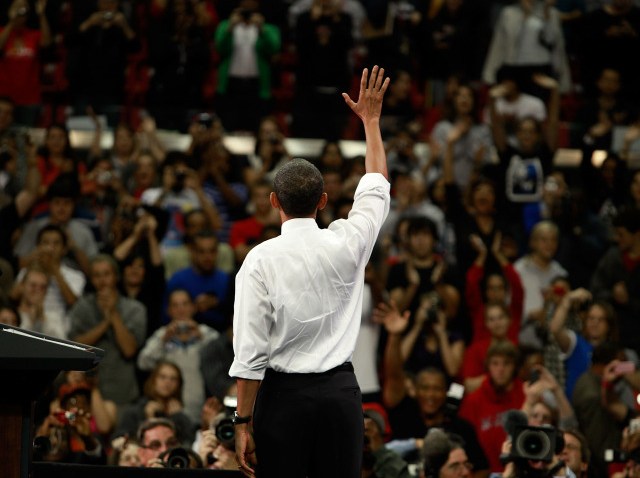 obama waves backwards-640