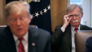 Foto del presidente Trump y su exasesor John Bolton
