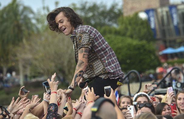 Celebrities Defend Harry Styles Vogue Cover After Critic Calls It Outright Attack On Manly Men Nbc 5 Dallas Fort Worth