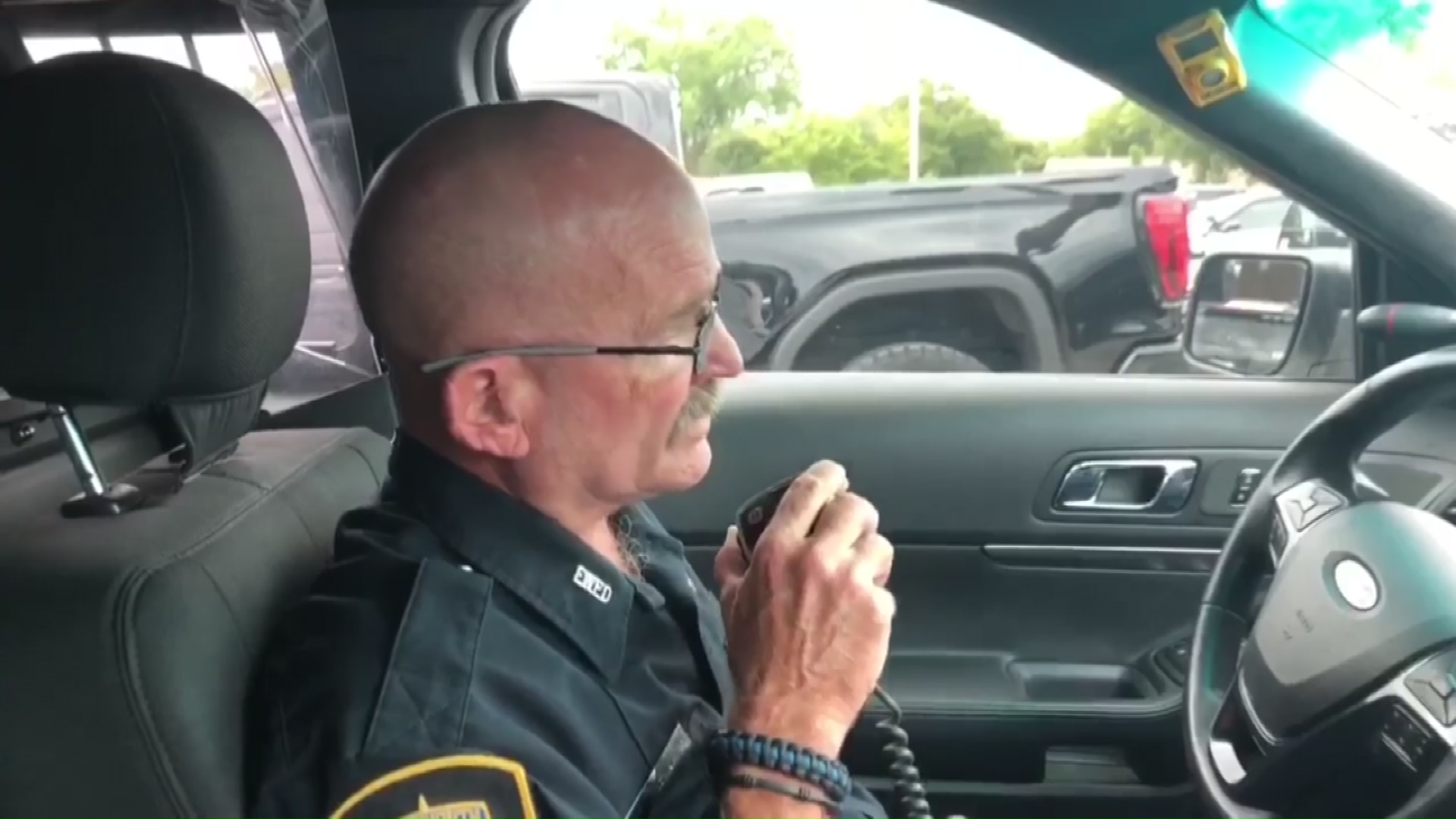 Watch Fort Worth Police Officer’s Emotional Sign-Off After 33 Years Of ...