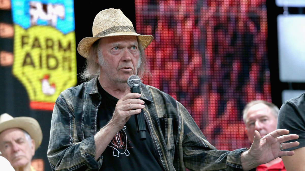Neil Young Wants His Music Off Spotify Over Joe Rogan's Vaccine 'Misinformation' – NBC 5 Dallas-Fort Worth - Vimarsana News