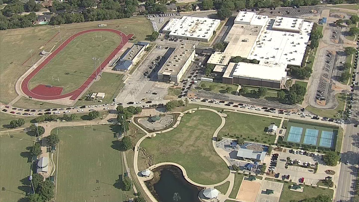 parents-wait-in-long-line-at-mansfield-isd-computer-pick-up-nbc-5