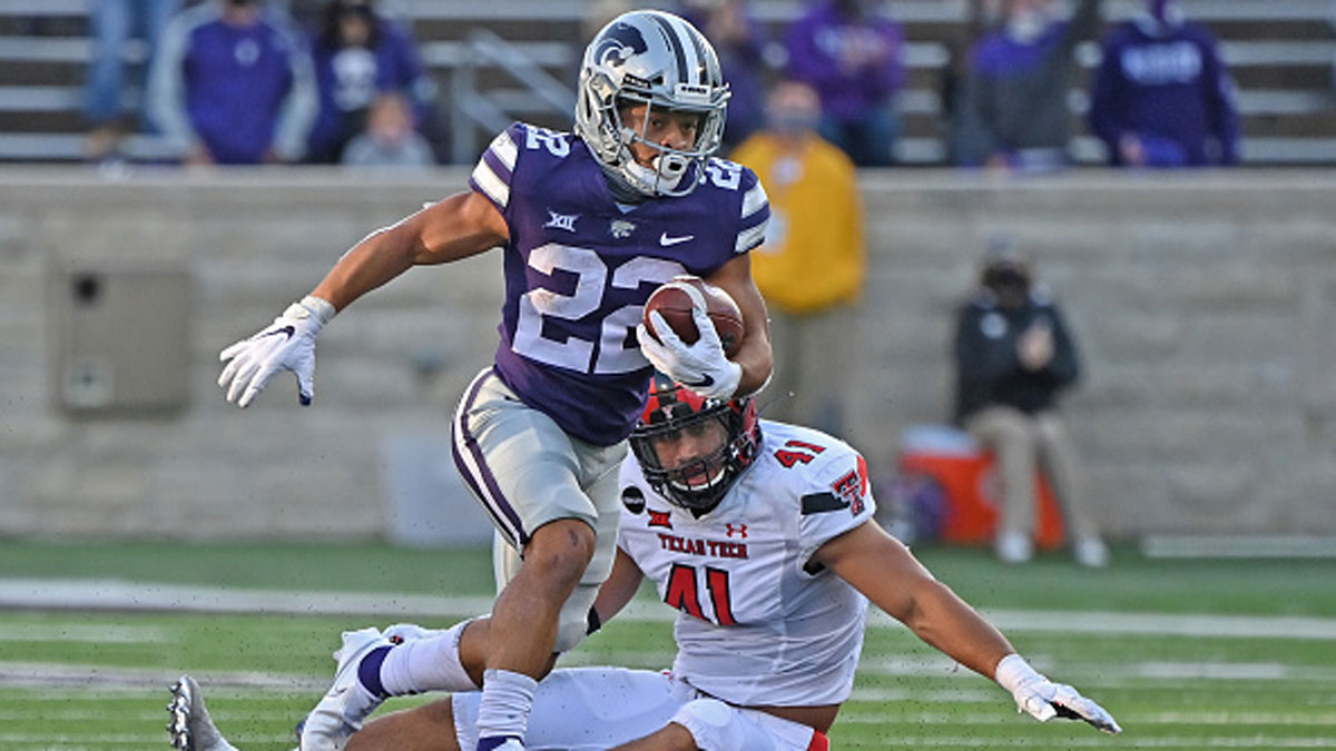 Running back Deuce Vaughn of the Kansas State Wildcats runs up field