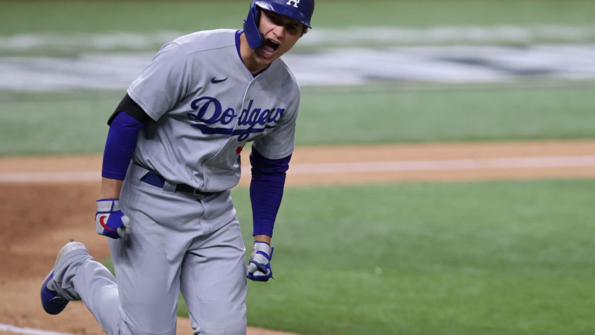 Mookie Betts, Corey Seager lead Dodgers over Braves 