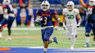 UTSA Roadrunners running back Sincere McCormick (3) runs and scores a touchdown during the game between the UTSA Roadrunners and the North Texas Mean Green on Nov. 28, 2020 at Alamodome in San Antonio, Texas.