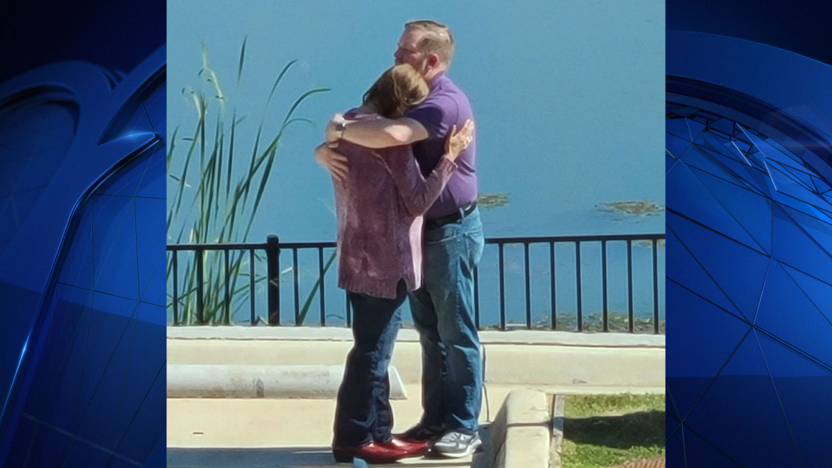 ‘Mom, It’s Me!’ Mother Meets Son She Placed for Adoption 45 Years Ago(01)