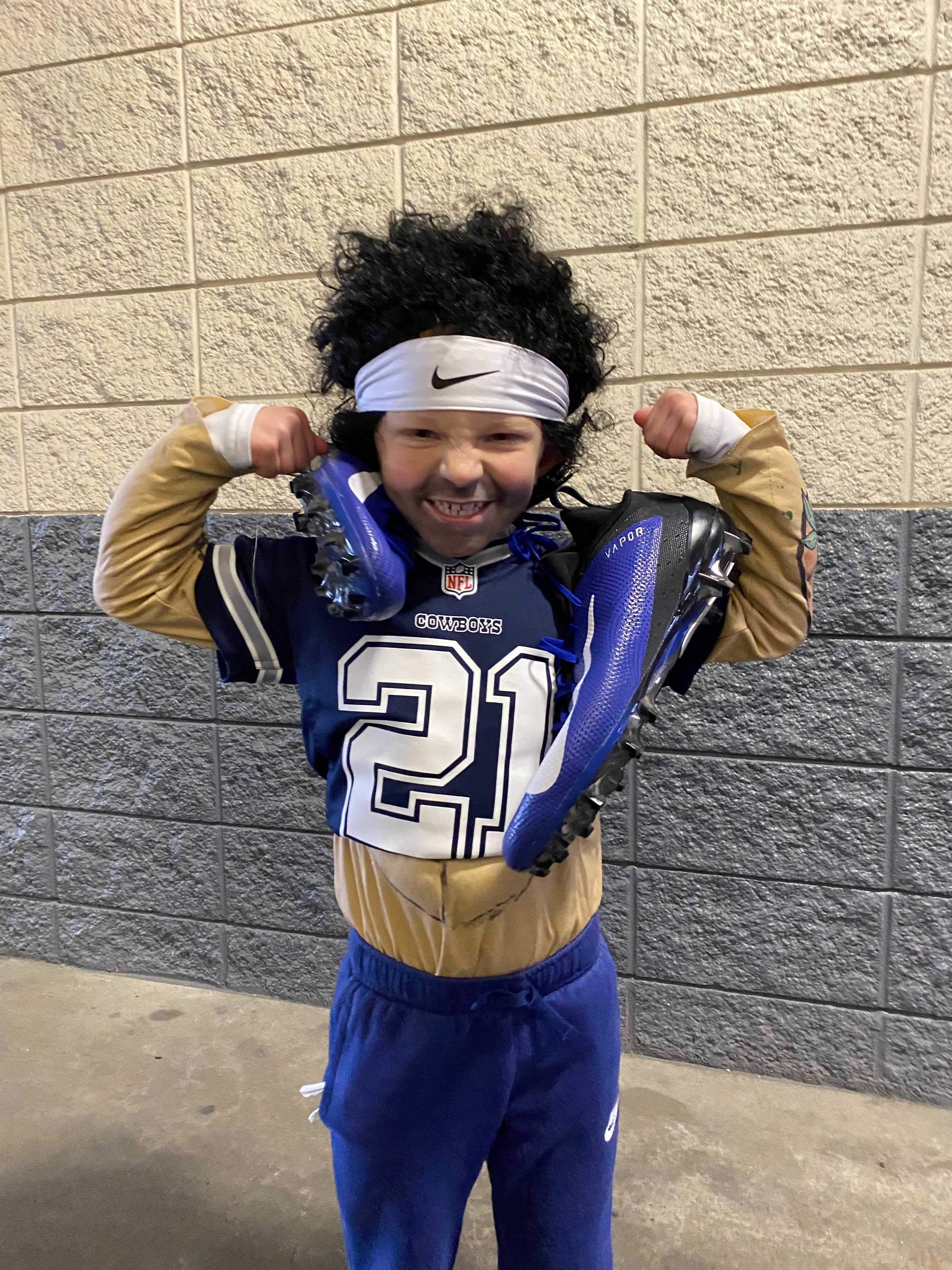 Young Cowboys Fan Gets Early Christmas Present from Ezekiel Elliot - Vimarsana News
