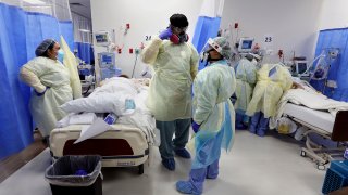 Tres enfermeros y dos pacientes hospitalizados por coronavirus.