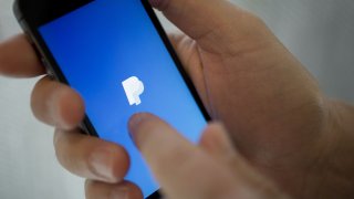 foto de archivo. La aplicación de PayPal en un iPhone de Apple.