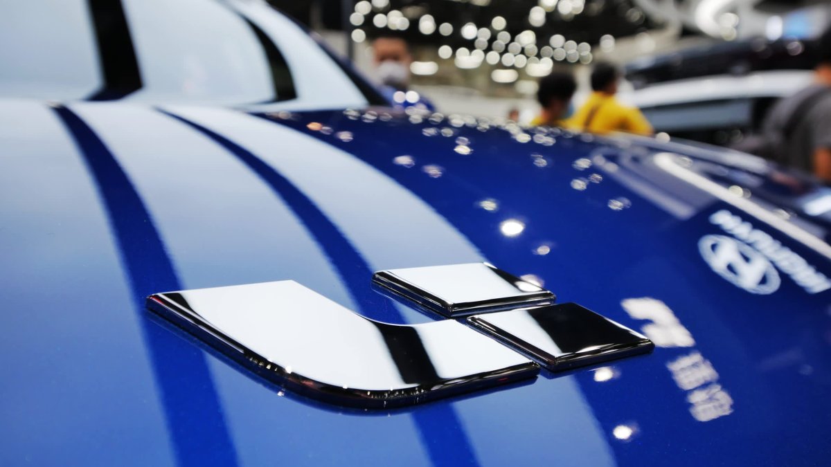 Li Auto Shares Off to Muted Start in $1.5 Billion Hong Kong Debut - Vimarsana News