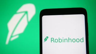 Robinhood Offers Blistering Retort to ‘Elitist’ Criticisms From Munger