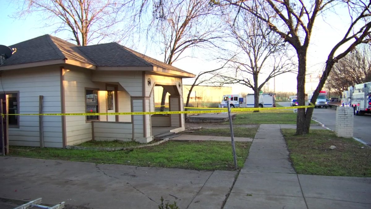 Father, 2 Children Hospitalized With Injuries Sustained in Fort Worth