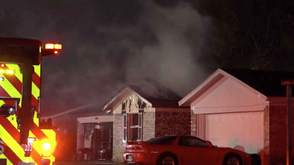 2 Residents Uninjured During Overnight Everman House Fire - Vimarsana News