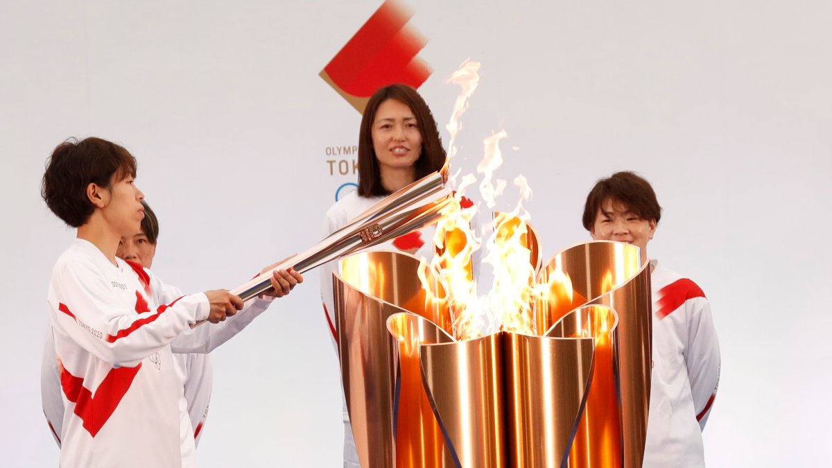 Олимпийский огонь современных игр зажигается. Олимпийский огонь в Токио 2021. Олимпийский огонь Токио 2020. Олимпийские игры в Токио 2021. Олимпийский факел Токио 2021.