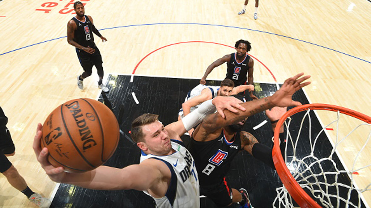 Kawhi Leonard of the LA Clippers dunks the ball against the Dallas