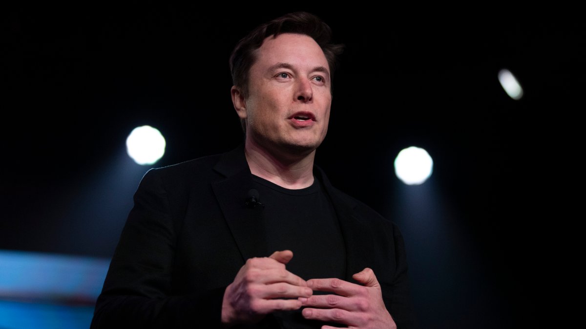 Musk Reinstates Suspended Journalists After Twitter Poll