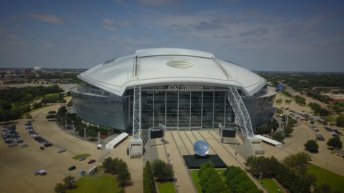 Cowboys fans rush into AT&T Stadium before playoff matchup with 49ers